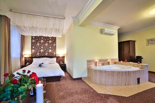Отель Hotel Biały Dom Czerwionka Апартаменты с 1 спальней и гидромассажной ванной-2